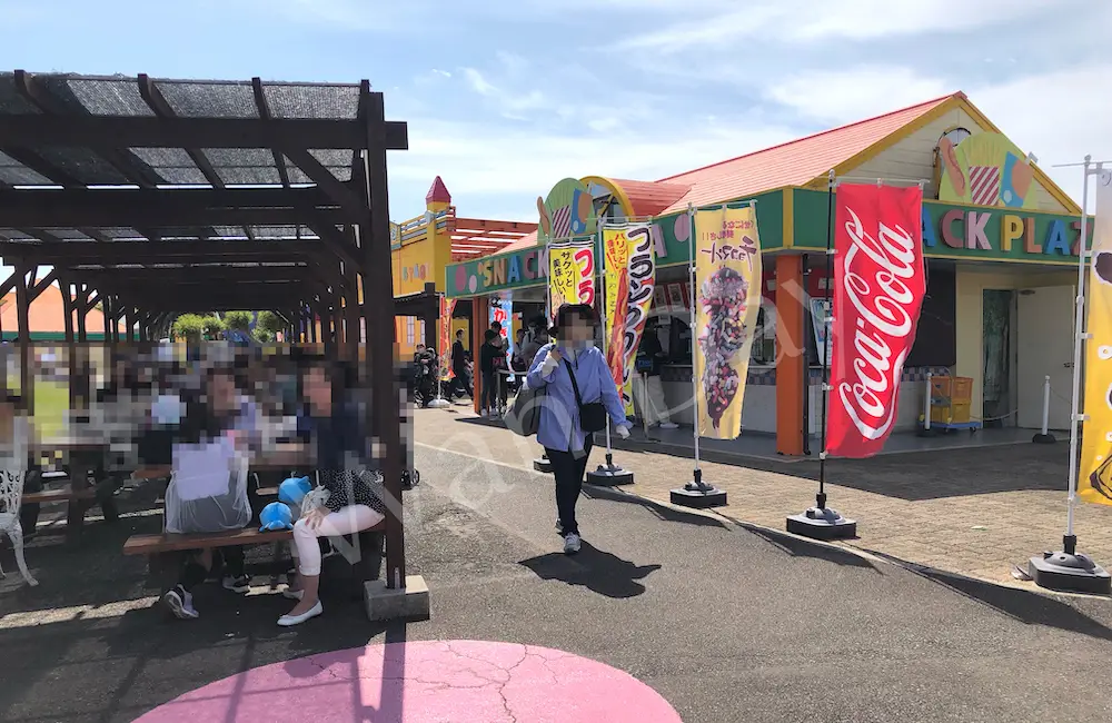 南知多ビーチランドのおもちゃ王国エリアにあるスナックプラザという売店の写真