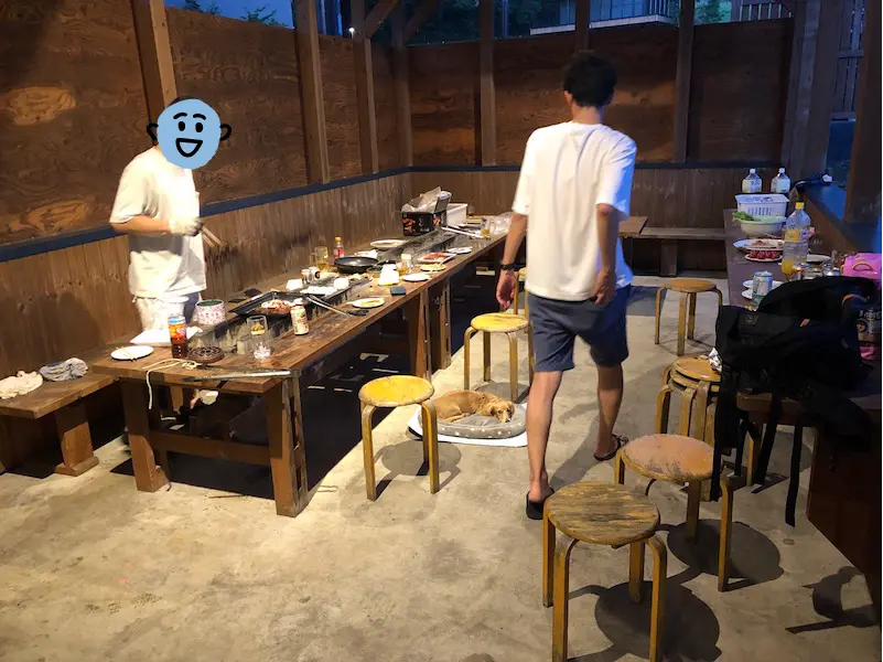 和み舎ひるがの別邸の屋根ありBBQスペースでBBQをしている写真。