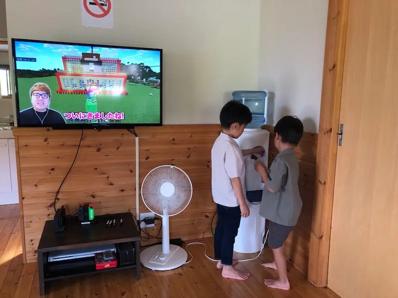 和み舎ひるがの別邸の2階リビングにあるウォーターサーバーの写真。テレビにはYouTubeがついている。